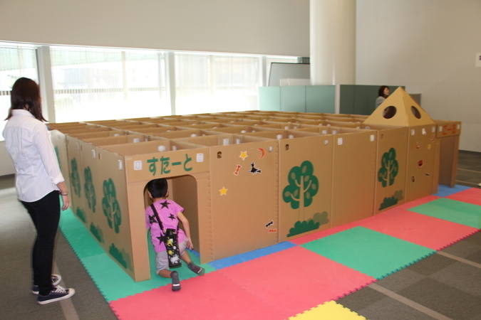 ネックス・プラザ2025秋フェスティバル／ダンボール迷路 果たして無事に出られるかな？