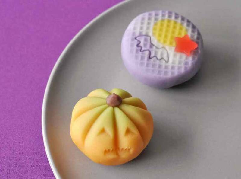 上）満月に誘われて 下）ハッピー・ハロウィン  （1個）各497円［いずれも25個限り］