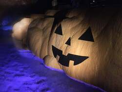 「沖縄の巨大鍾乳洞で地底ハロウィン！　紫ライトアップも」の写真