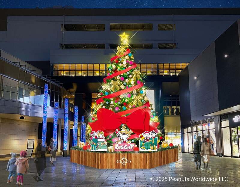 シアタープラザ　高さ約8mのクリスマスツリー
