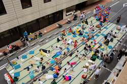 「神田で300畳の畳が敷かれる路上実験イベント開催」の写真