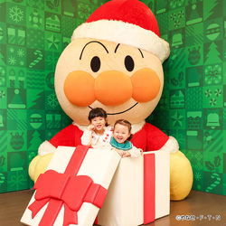 「神戸アンパンマンこどもミュージアムでクリスマス！　サンタ姿のキャラクターに会える」の写真