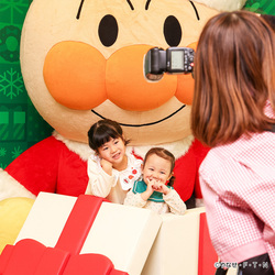「神戸アンパンマンこどもミュージアムでクリスマス！　サンタ姿のキャラクターに会える」の写真