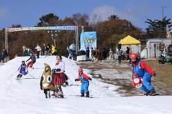「富士山2合目のスキー場が2025-2026シーズンも営業！　27年連続日本最速」の写真
