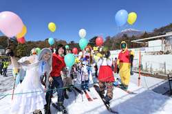 「富士山2合目のスキー場が2025-2026シーズンも営業！　27年連続日本最速」の写真