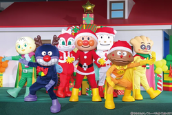 「横浜アンパンマンこどもミュージアムでXmas！　サンタ姿のアンパンマンたちに会える」の写真