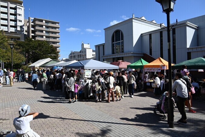 TOMARIGI MARKET at JR灘駅前（昨年開催の様子）