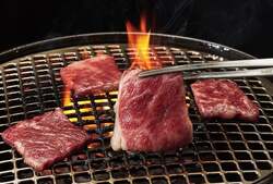 「焼肉食べ放題でハロウィン体験！小学生以下限定お菓子のつかみ取りチャレンジ開催」の写真