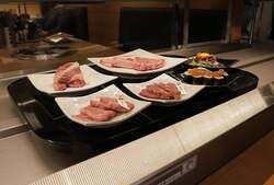 「焼肉食べ放題でハロウィン体験！小学生以下限定お菓子のつかみ取りチャレンジ開催」の写真