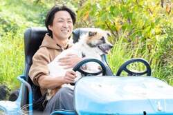 「横須賀の公園に富士山を背景に咲く25万本のコスモス畑！　愛犬と楽しむハロウィンも」の写真