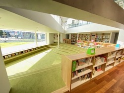 「えほんとこども広場」には、ひとりでこもって本を楽しむ書架もありますよ