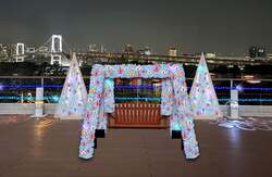 「お台場デックス東京ビーチで冬季限定イルミ！青い光とブランコで夜景を満喫　花火も！」の写真