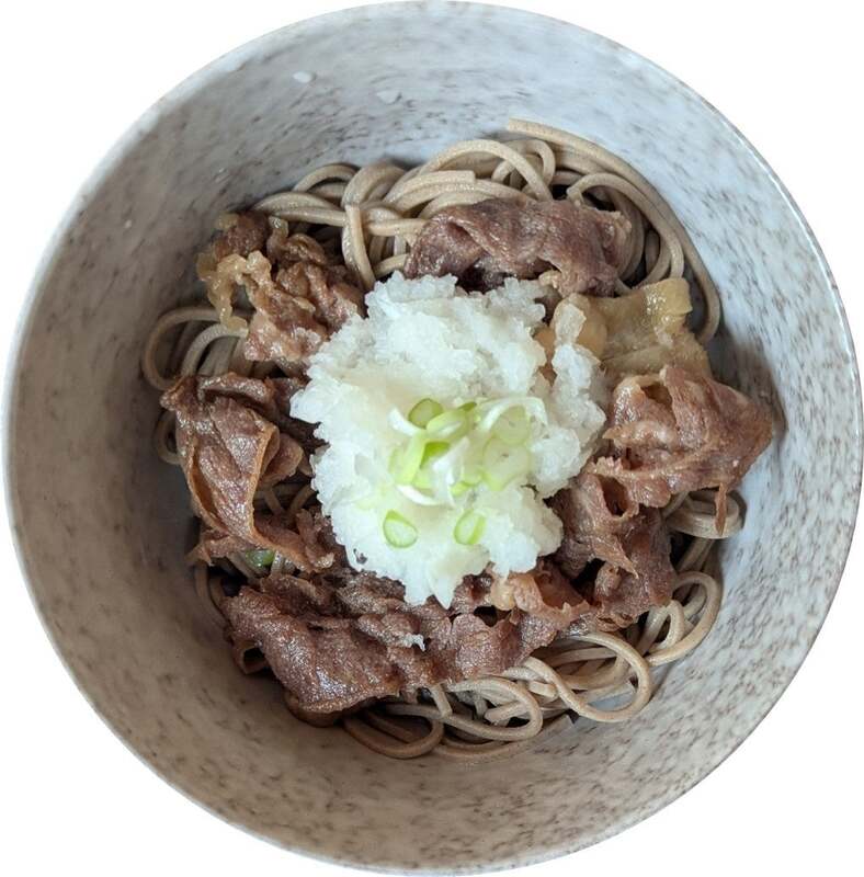 米沢牛みぞれそば  価格：800円（ミニサイズ）  米沢市産「でわかおり」の新そば粉を使用したそばに米沢牛のだし汁を使用した、みぞれ仕立ての温かいおそば。