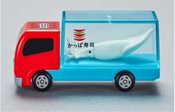 「かっぱ寿司×トミカがコラボ！暗闇で光るいかを運ぶトラックがもらえる　第2弾も予定」の写真