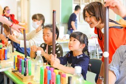 「新宿の旧校舎で遊びの祭典「東京おもちゃまつり」開催　親子で一日中楽しめる」の写真