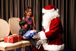 「サンタが目の前に！ホテル最上階でプレゼントをもらえる夢のクリスマスビュッフェ」の写真