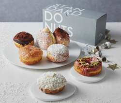 「大阪の阪急うめだ本店で白いクリスマスマーケット開催　メリーゴーランドも登場」の写真