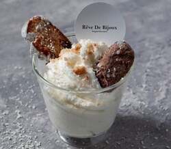 「大阪の阪急うめだ本店で白いクリスマスマーケット開催　メリーゴーランドも登場」の写真