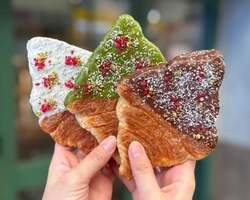 「大阪の阪急うめだ本店で白いクリスマスマーケット開催　メリーゴーランドも登場」の写真