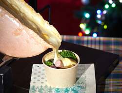 「大阪の阪急うめだ本店で白いクリスマスマーケット開催　メリーゴーランドも登場」の写真