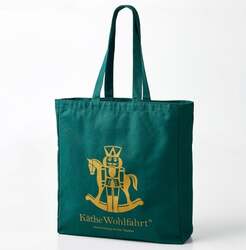 「大阪の阪急うめだ本店で白いクリスマスマーケット開催　メリーゴーランドも登場」の写真