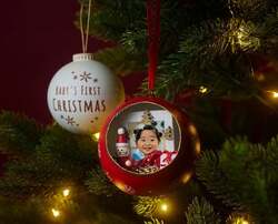 「大阪の阪急うめだ本店で白いクリスマスマーケット開催　メリーゴーランドも登場」の写真