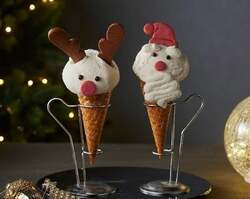 「大阪の阪急うめだ本店で白いクリスマスマーケット開催　メリーゴーランドも登場」の写真