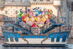 「東京ディズニーリゾートのお正月2026！和装ミッキーと花火で新年をお祝い！」の写真