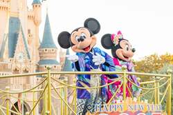 「東京ディズニーリゾートのお正月2026！和装ミッキーと花火で新年をお祝い！」の写真