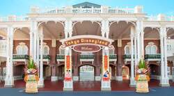 「東京ディズニーリゾートのお正月2026！和装ミッキーと花火で新年をお祝い！」の写真