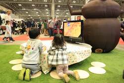 「千葉・幕張メッセでアジア最大級のキャンピングカーショー開催　中学生以下無料」の写真