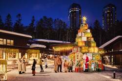 「牧草と牛乳瓶で飾る高さ6mツリーが登場　リゾナーレトマムでクリスマスマーケット」の写真