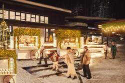 「牧草と牛乳瓶で飾る高さ6mツリーが登場　リゾナーレトマムでクリスマスマーケット」の写真