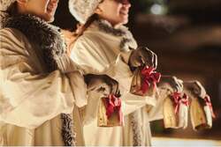 「牧草と牛乳瓶で飾る高さ6mツリーが登場　リゾナーレトマムでクリスマスマーケット」の写真