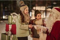 「牧草と牛乳瓶で飾る高さ6mツリーが登場　リゾナーレトマムでクリスマスマーケット」の写真