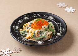 【スモークサーモンと北海道産いくらのクリームソースフェットチーネ】　1,650円