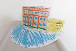 ぬりえ ぼうし づくり／建物の塗り絵が付いた紙製バイザー（実際の型紙はこの写真と異なることがあります）