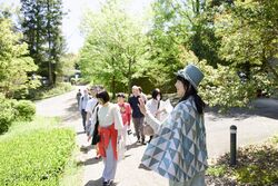 SPAC俳優による園内見学ツアー〜木の実をさがしながら〜