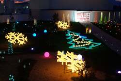 「三重県亀山市でクリスマスキャンドルナイト開催！無数の灯りに包まれる幻想的な夜」の写真