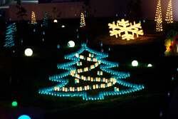 「三重県亀山市でクリスマスキャンドルナイト開催！無数の灯りに包まれる幻想的な夜」の写真