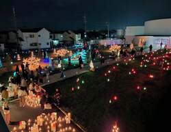 「三重県亀山市でクリスマスキャンドルナイト開催！無数の灯りに包まれる幻想的な夜」の写真