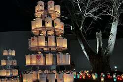 「三重県亀山市でクリスマスキャンドルナイト開催！無数の灯りに包まれる幻想的な夜」の写真