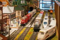 「ヒルトン広島で全長11mの巨大ジオラマが登場！　「クリスマス・トレイン 2025」開催」の写真