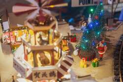 「ヒルトン広島で全長11mの巨大ジオラマが登場！　「クリスマス・トレイン 2025」開催」の写真