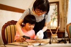 「ステンドグラス作り体験」のようす