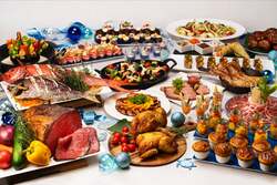 「沖縄6軒のヒルトンでクリスマスイベント開催　特別メニューとツリー展示で華やかに」の写真