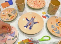 「陶芸のアトリエ」では、転写シートを切り貼りして、オリジナル食器が作成できます