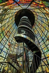 480枚のステンドグラスのパネルで壁面が構成された「幸せをよぶシンフォニー彫刻」