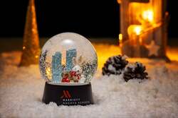 「名古屋駅直結ホテルに巨大スノードーム登場！　中に入って写真撮影が楽しめる」の写真