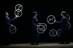 「音楽が色になる！　AIが演奏を可視化するKITTE名古屋のクリスマス体験」の写真